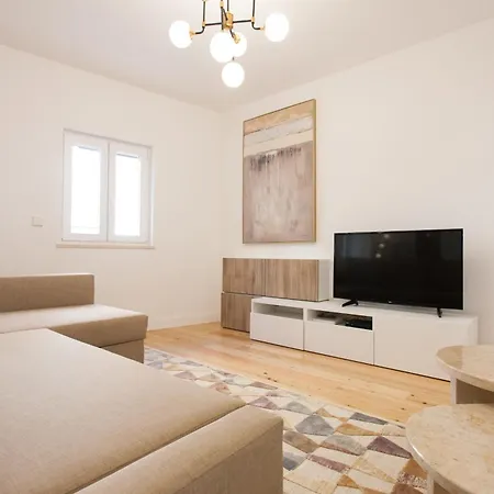 Mouraria Blue Three-bedroom W/ Parking - By Lu Holidays Apartment